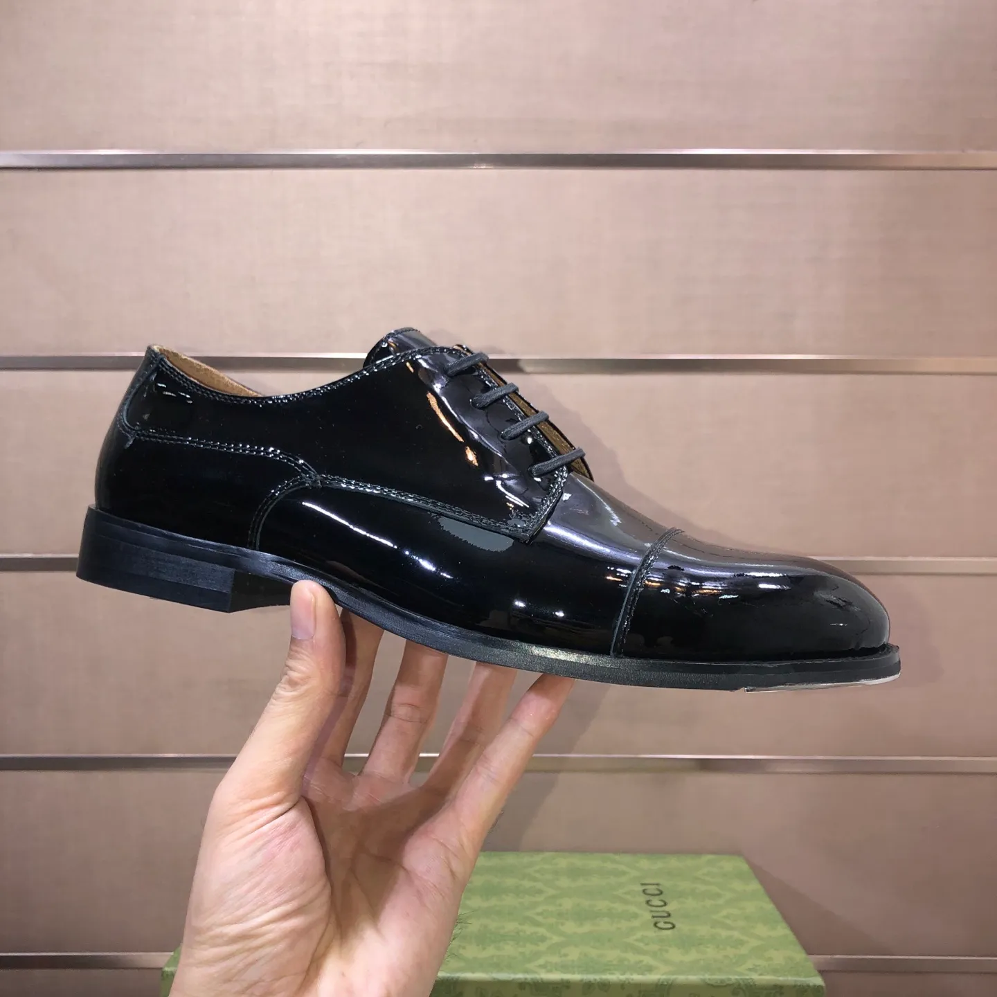 Men's shoes 💰660💰 Brand: GUCCI (Gucci) Standard code: Men's size 38/44 (45/46 can be customized) Grade: Same as the official website Original quality Material: Original cowhide Water-dyed cowhide lining Original rubber outsole Style category: Men's fashionable casual leather shoes Distinguished big-name luxury elements top luxury Color: Actual picture